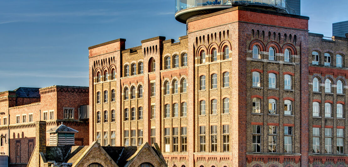 Blick auf das Guinness Storehouse vor blauem Himmel