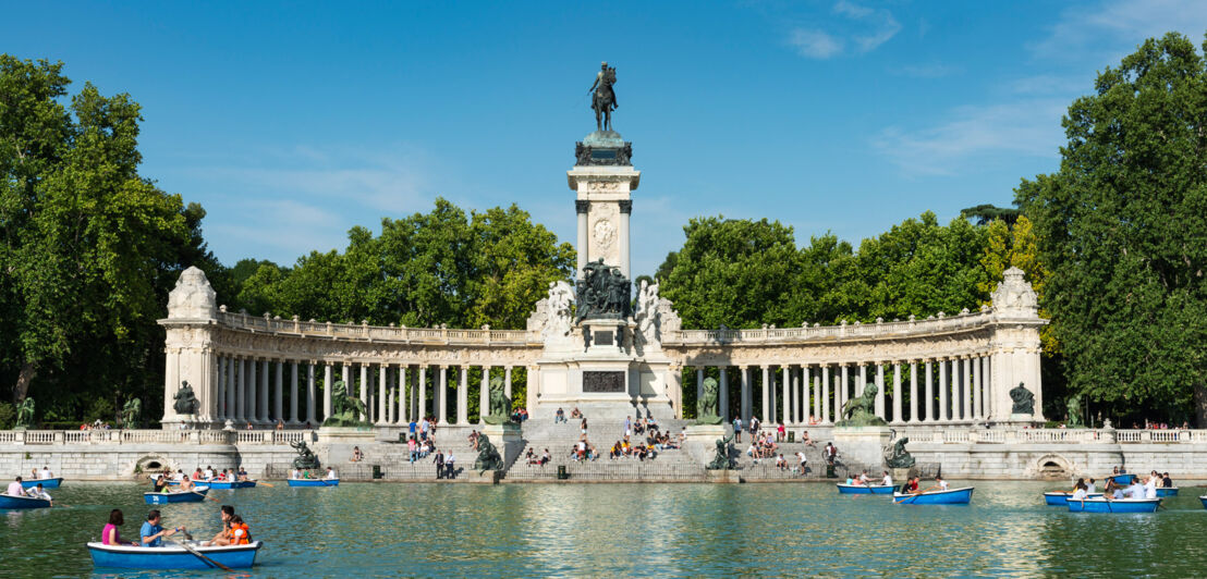 Blick vom See auf das Denkmal im Parque des Retiro.