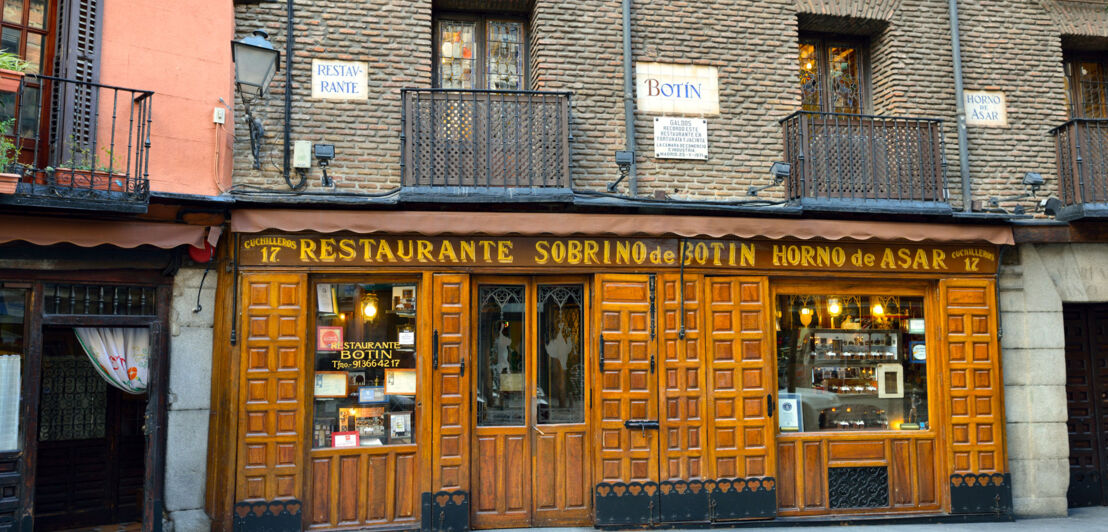 Außenansicht des Restaurants Sobrino de Botín mitten in Madrid.  