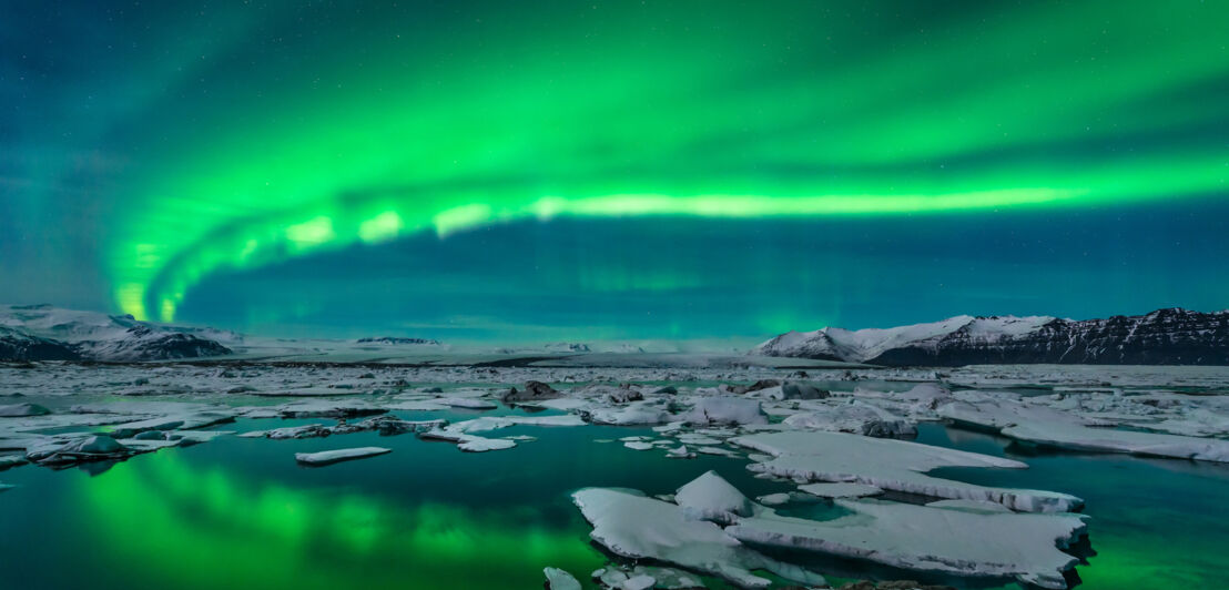 Polarlichter über der Gletscherlagune Jökulsárlón in Island.