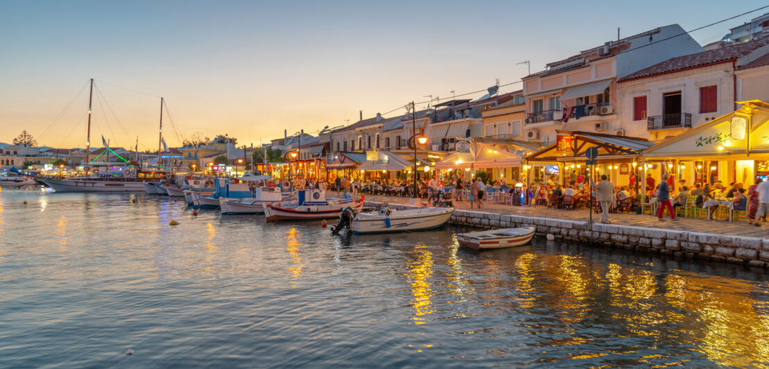 Diverse Restaurants direkt am Hafen bei Sonnenuntergang