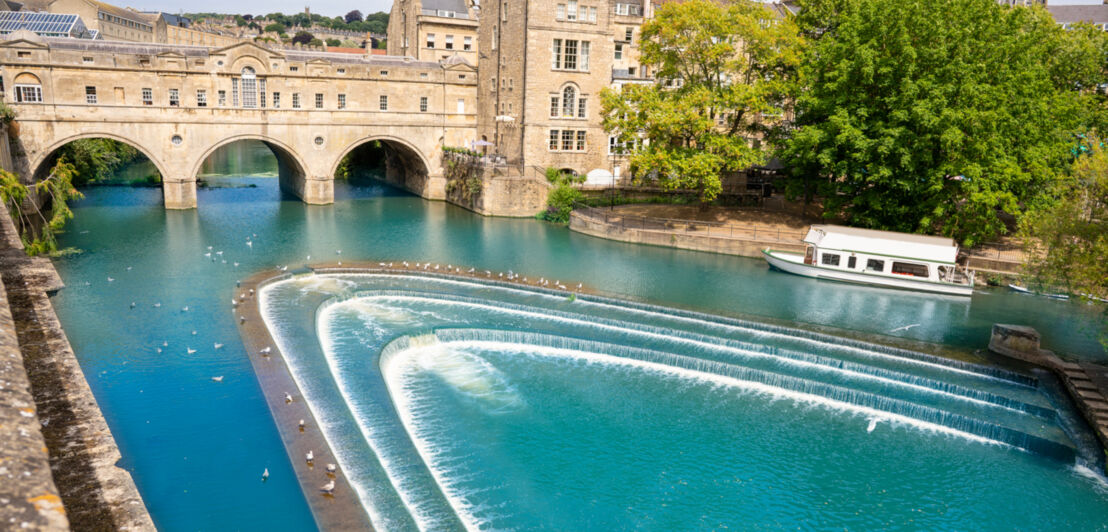 Blick auf eine Brücke, die über den Fluss Avon in Bath führt