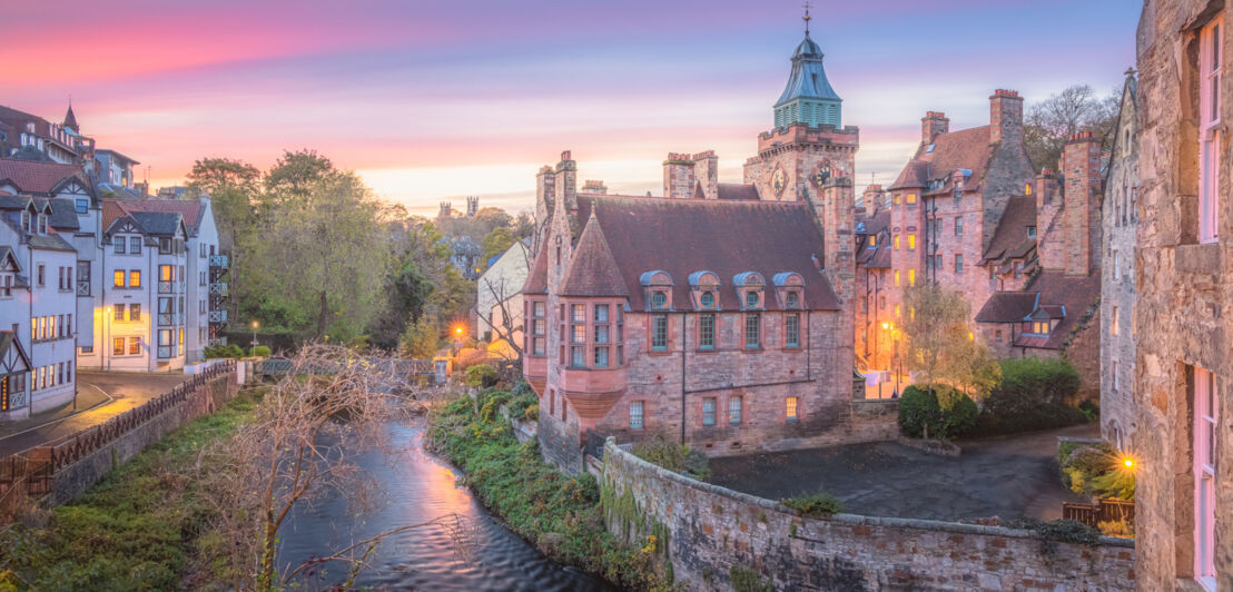 Ein Teil der historischen Altstadt von Edinburgh bei Sonnenuntergang