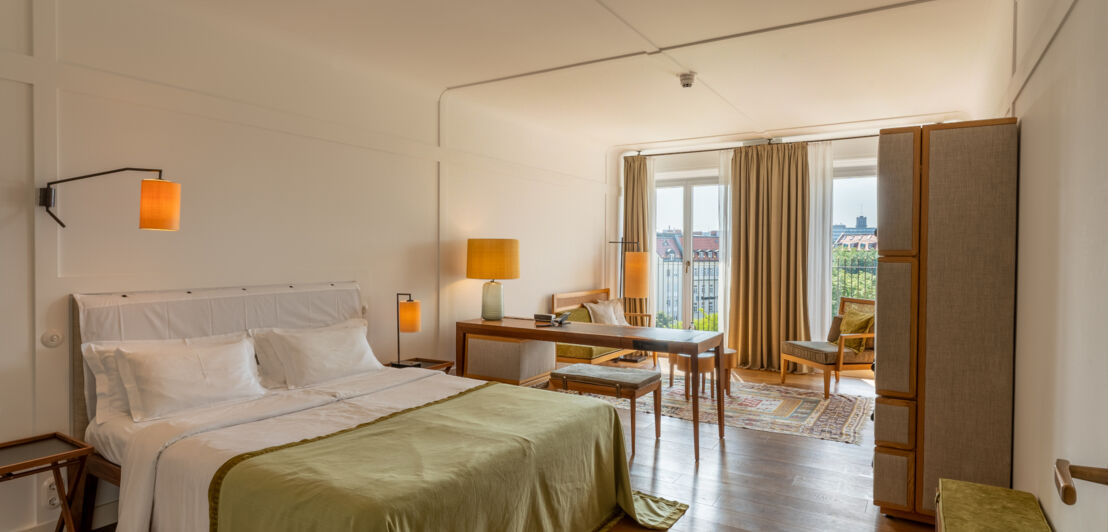 Blick in ein Hotelzimmer mit Doppelbett und Schreibtisch