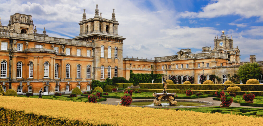 Schloss im englischen Barockstil mit Garten