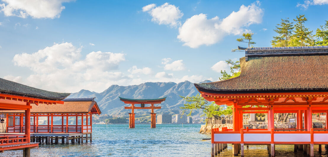 Blick auf Tempel am Wasser, im Hintergrund Berge