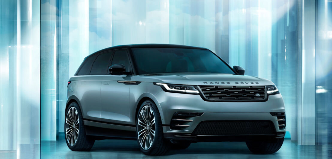 Der Range Rover Velar vor einem futuristischen Hintergrund.