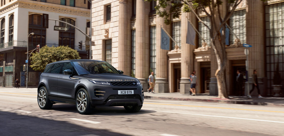 Der Range Rover Evoque in Anthrazit fährt auf einer Straße entlang.