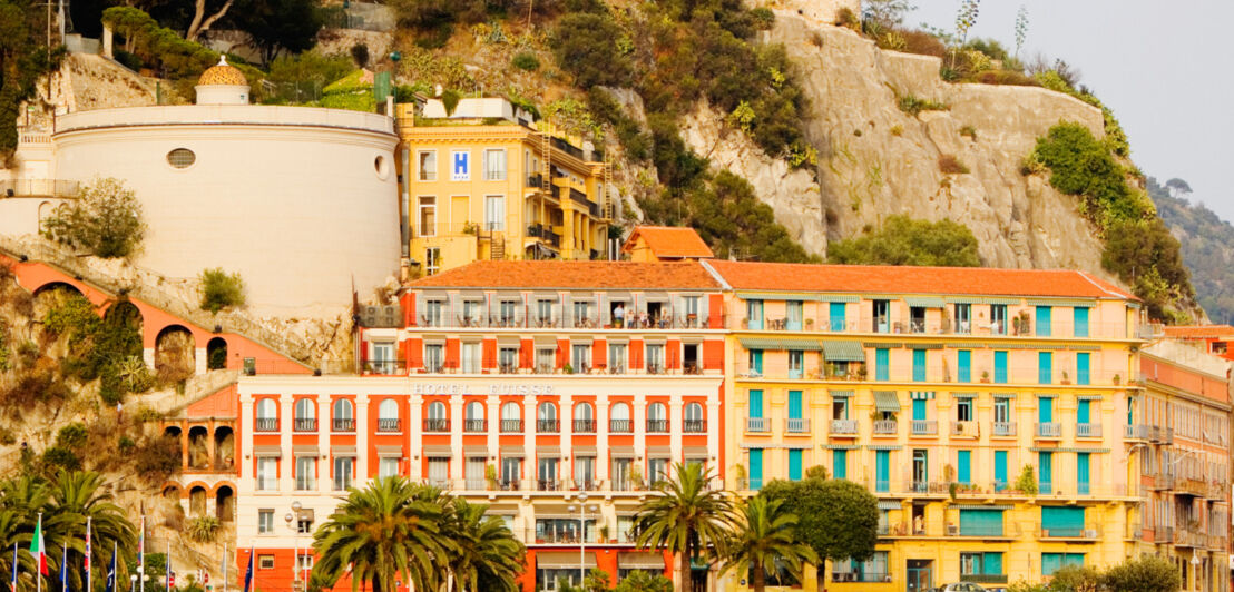 Bunte Fassade des Colline du Chateau in Nizza bei Sonnenschein