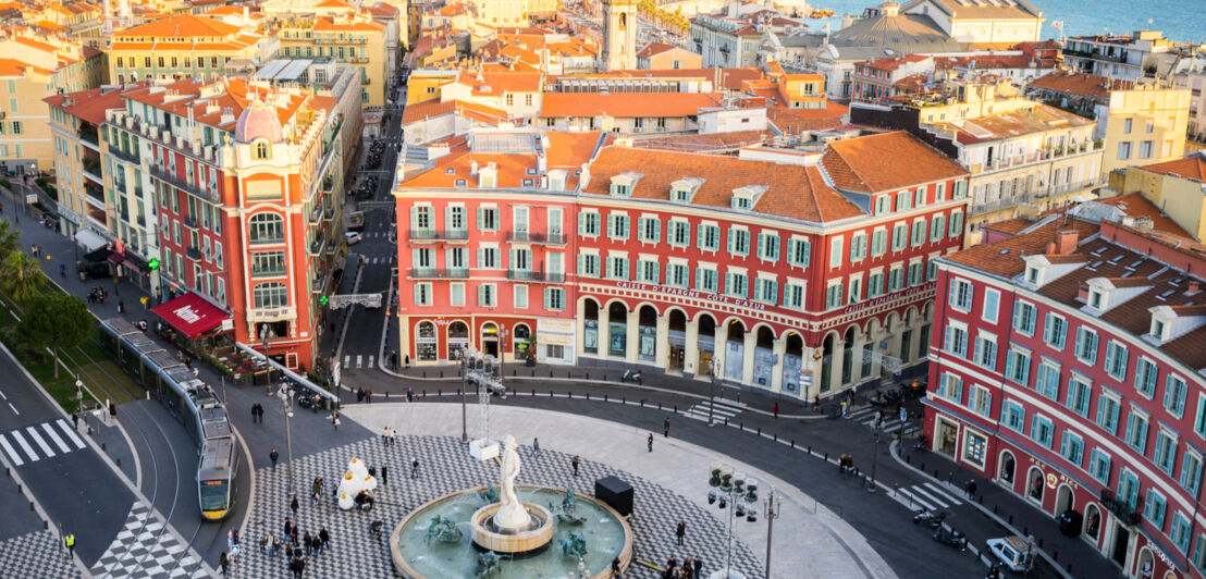 Luftaufnahme vom Fontaine du Soleil in Nizza, im Hintergrund ist das Meer zu sehen