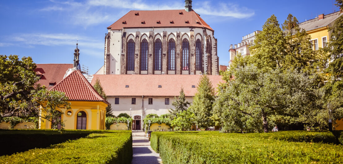 Klosteranlage mit idyllischem Landschaftsgarten