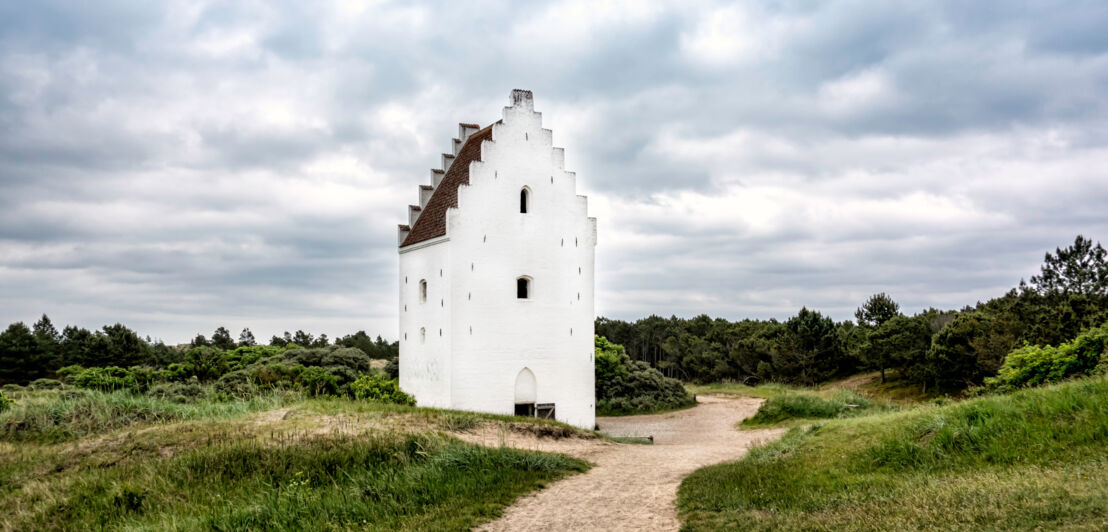 Die versandete Kirche bei Skagen vor bewölktem Himmel