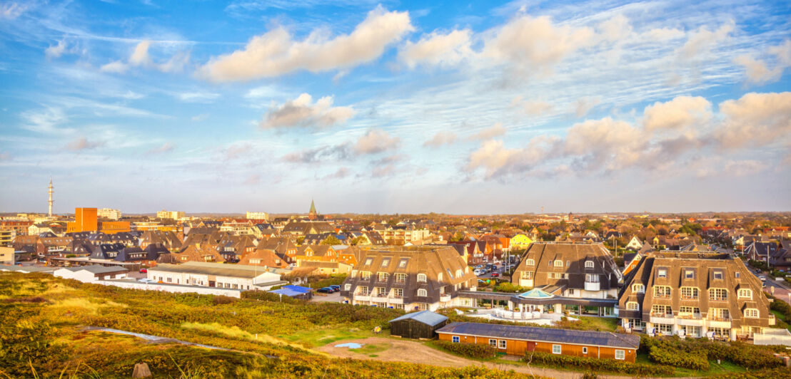 Stadtpanorama von Westerland mit teils reetgedeckten Friesenhäusern