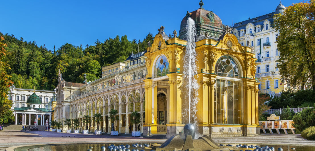 Kolonnaden in Marienbad, davor ein Springbrunnen