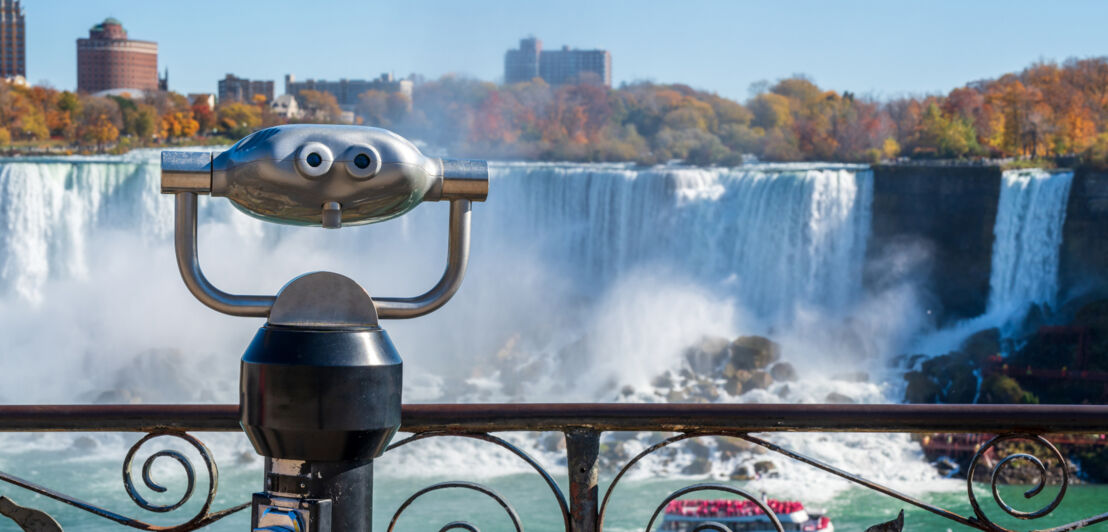 Fernglas mit den Niagarafällen vor der Linse