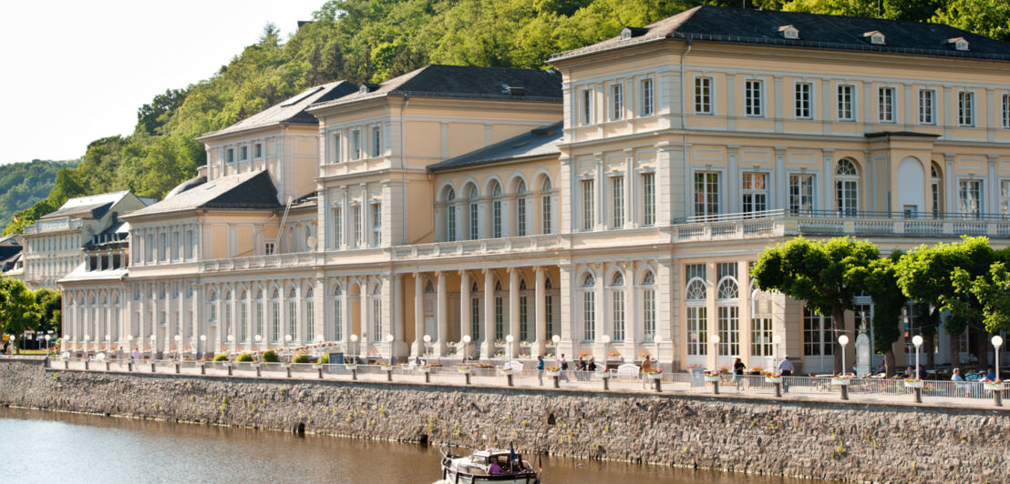 Historisches Gebäude am Fluss