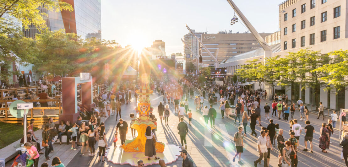 Viele Menschen auf dem Place des Festivals in Montreal