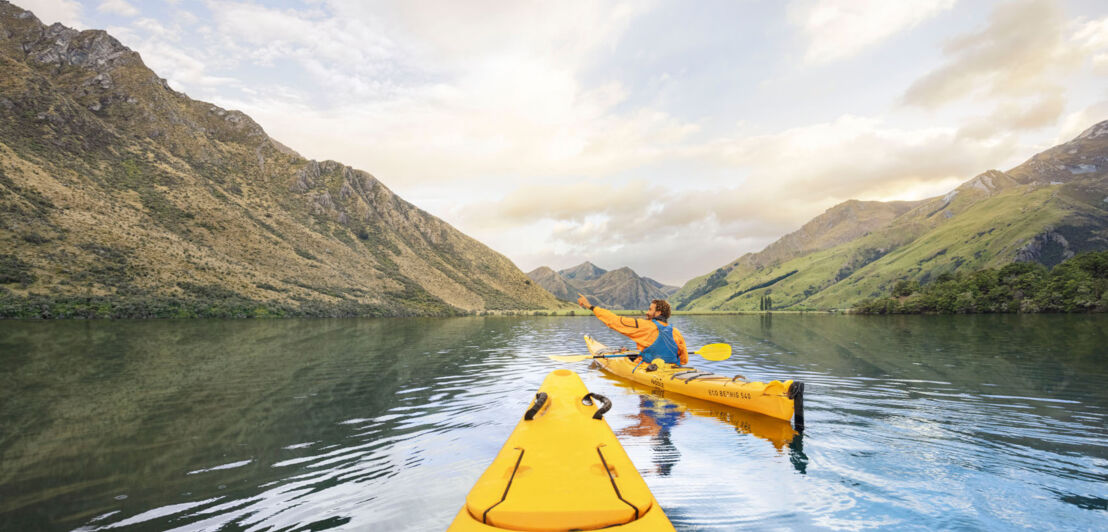 Zwei gelbe Kajaks auf einem See in Neuseeland