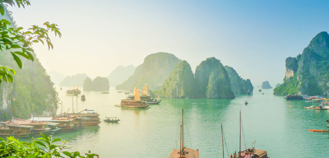 Die Halong-Bucht in Vietnam bei Dämmerung