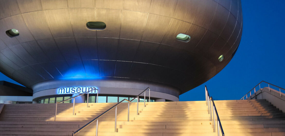 Treppenaufgang vor dem BMW-Museum in München