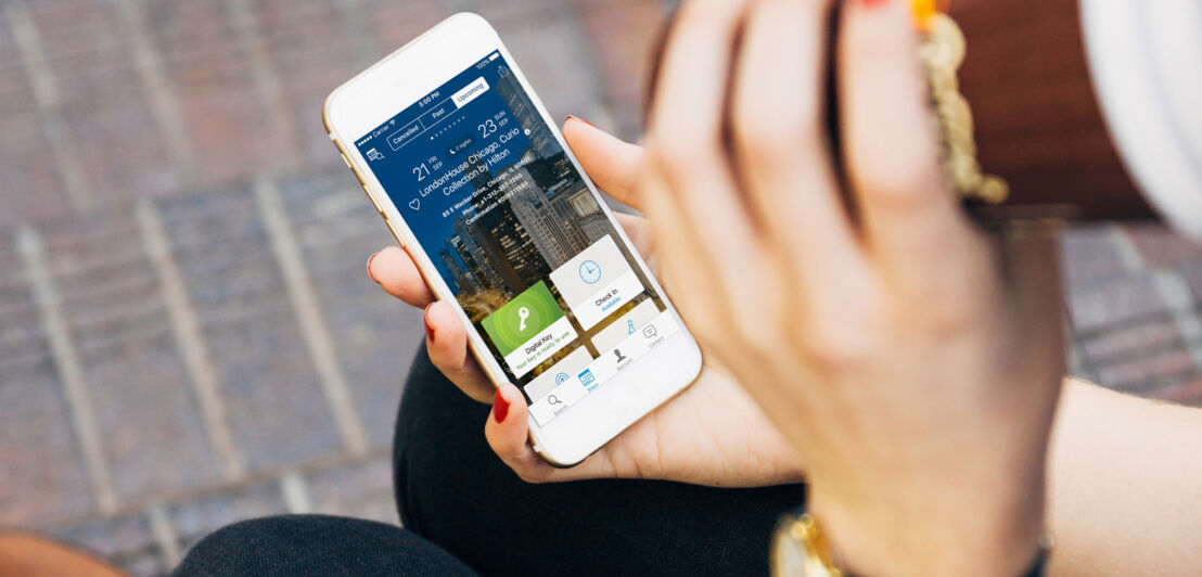 Hilton Honors Mobile App auf dem Display eines Smartphones.