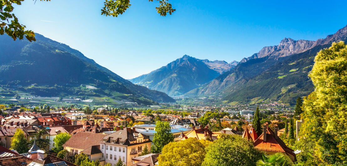 Die Stadt Meran mit Alpenpanorama im Hintergrund