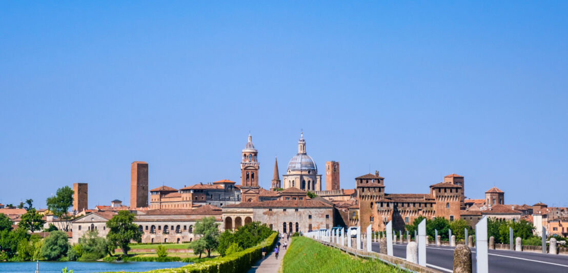 Blick auf die Altstadt der lombardischen Ortschaft Mantua