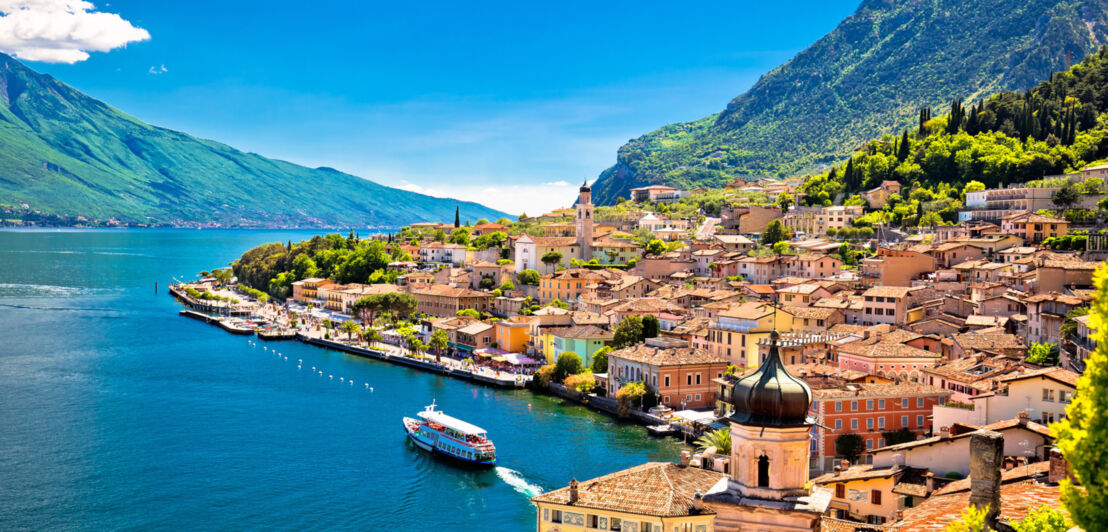 Blick auf einen Teil der kleinen Ortschaft Limone Sul Garda in der Lombardei