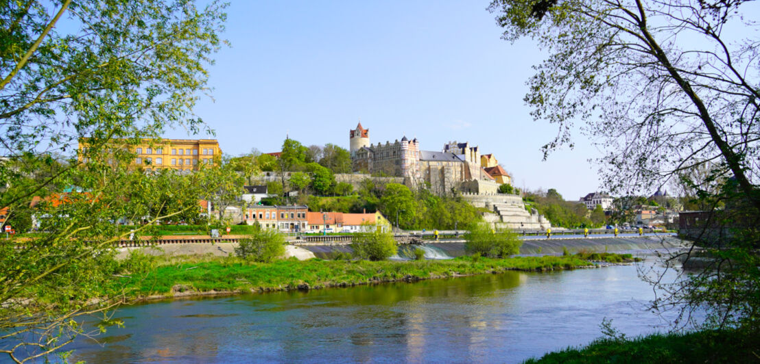 Blick auf Schloss an einem Fluss