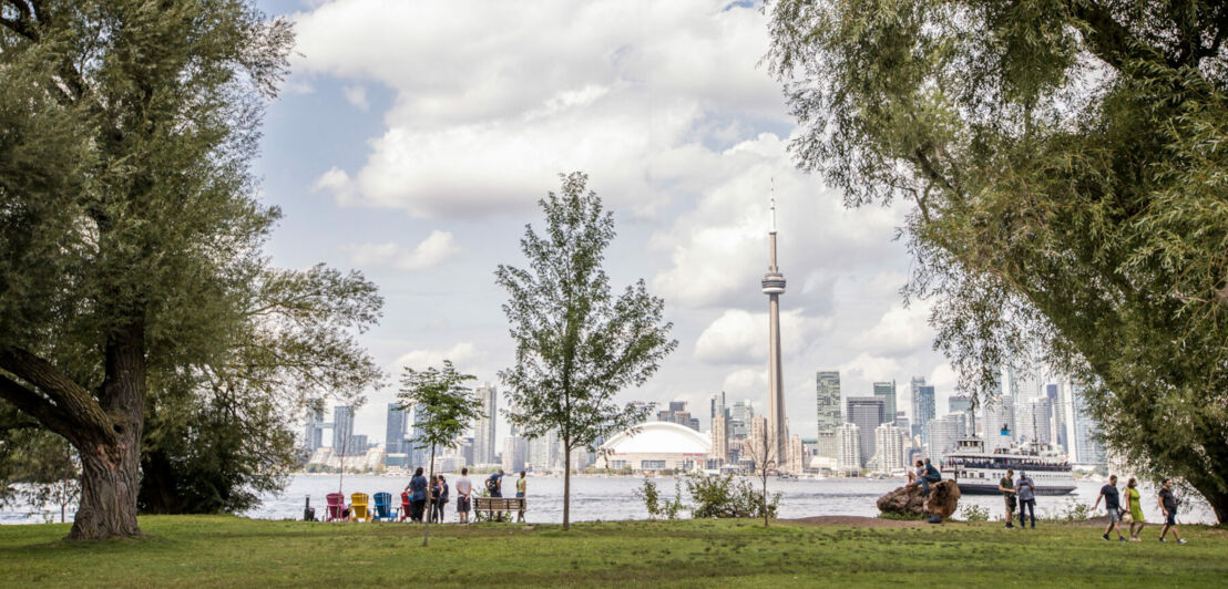 Eine Parkanlage vor der Skyline Torontos