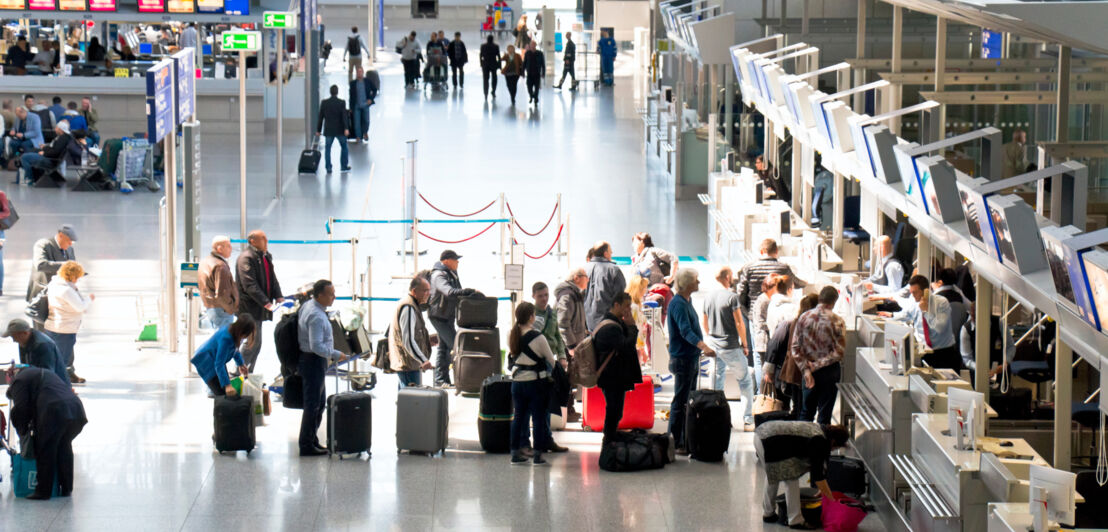 Warteschlange vor Check-In-Schalter am Flughafen