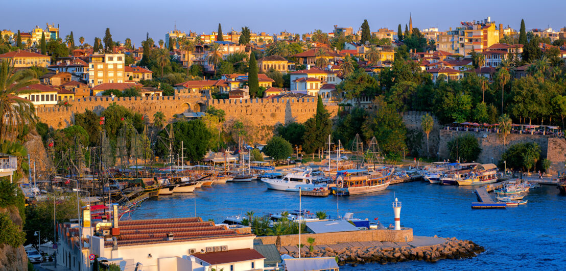 Altstadt von Antalya mit Hafen in der Abendsonne.