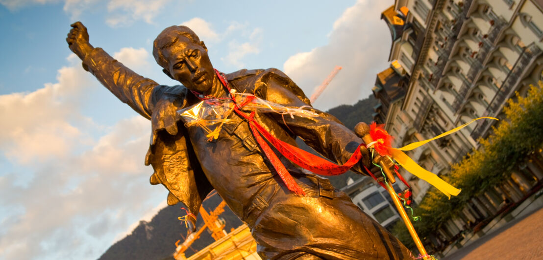 Freddy-Mercury-Denkmal in Montreux, schräger Anschnitt mit Altbauten im Hintergrund.