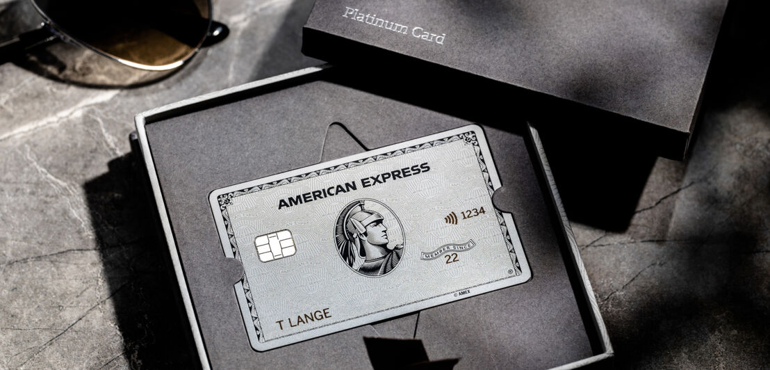 Eine silberne Platinum Card von Ameican Express in einer Präsentationsbox aus grauer Feinkartonage.