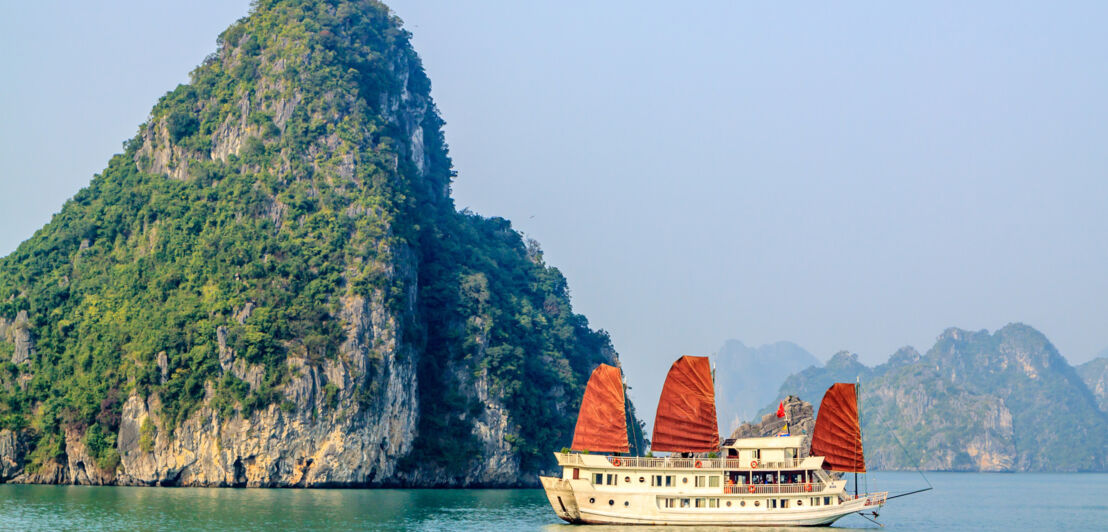 Ein traditionelles Holzboot in der Halong-Bucht in Vietnam.