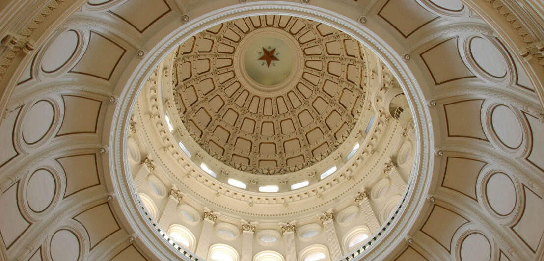 Rotunde mit ornamentaler Innenkuppel aus der Froschperspektive.