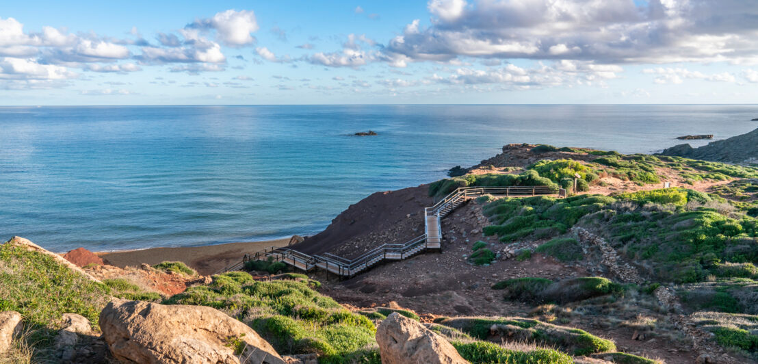 Wanderweg über Felsen direkt am Meer