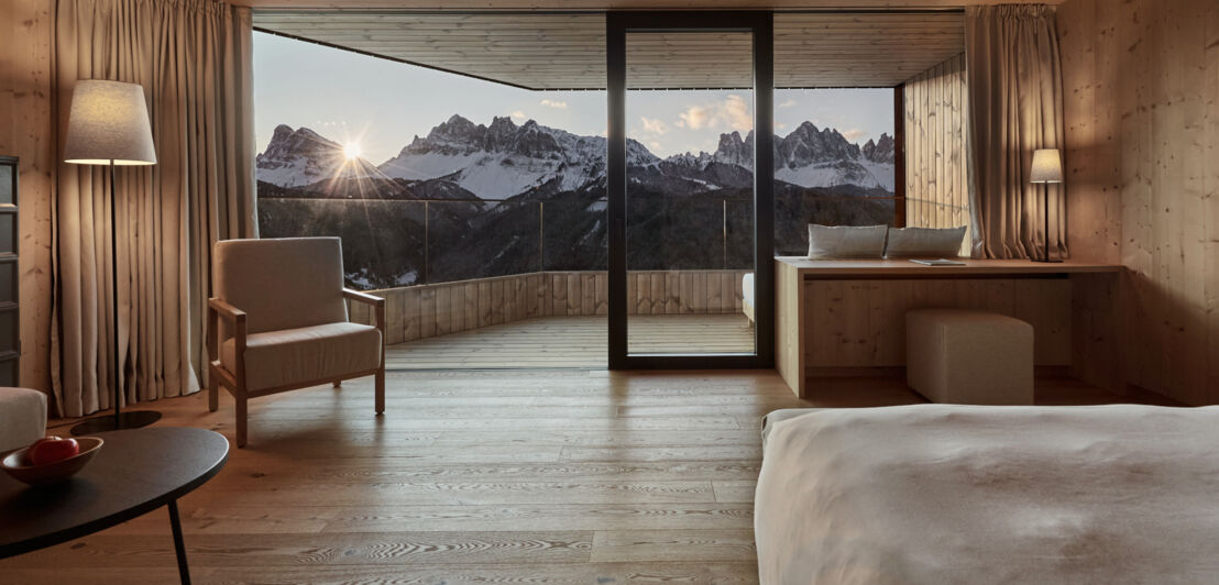 Modern und minimalistisch eingerichtete Suite des FORESTIS Hotels mit Blick auf die Dolomiten.