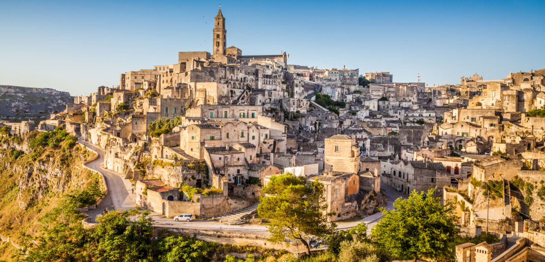 Panorama der Stadt Matera mit Höhlensiedlungen auf einem Berg.