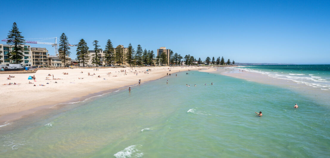 Menschen am Strand von Glenelg