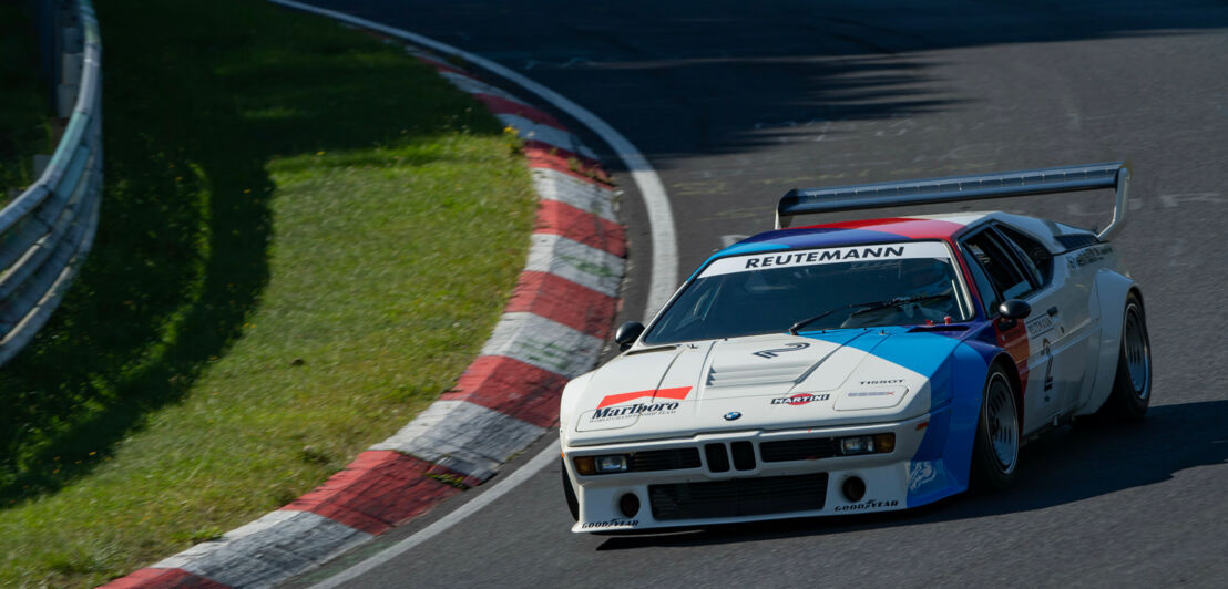 Ein fahrender BMW M1 Procar auf einem Parcours.