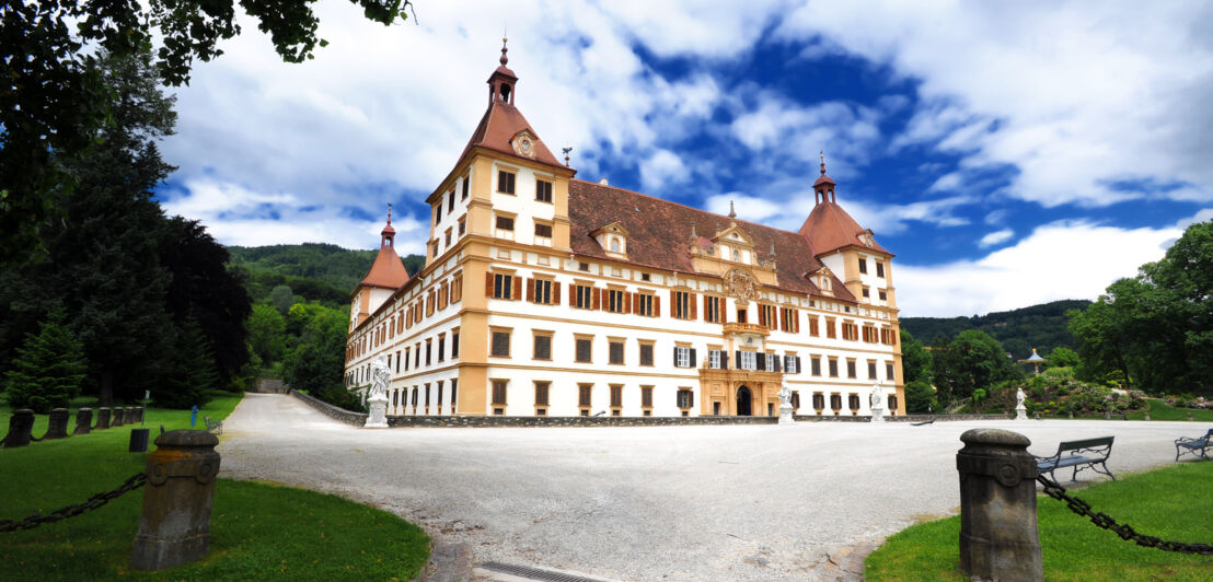 Barockes Schloss, umgeben von Landschaftsgarten.