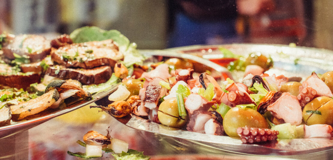 Frischer Tintenfisch-Olivensalat auf dem Ballarò Markt in Palermo.