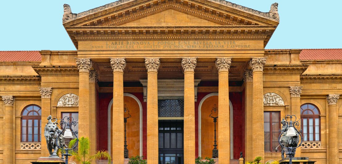 Haupteingang des Teatro Massimo mit langer Freitreppe, Löwenskulpturen und korinthischen Säulen.