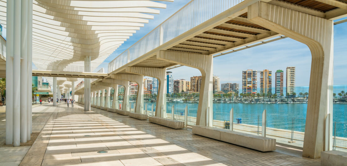 Überdachte Hafenpromenade in Málaga.