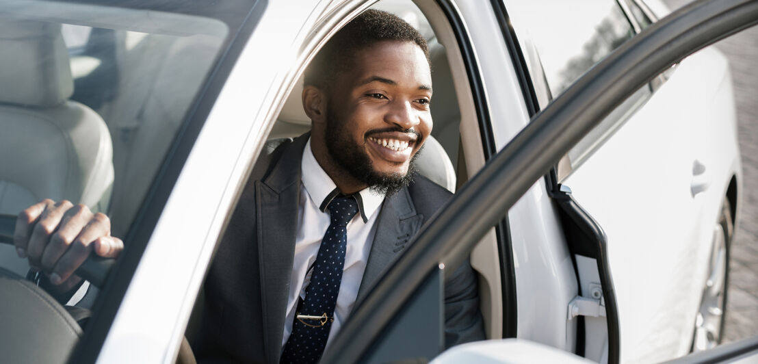 Businessman steigt aus dem Auto