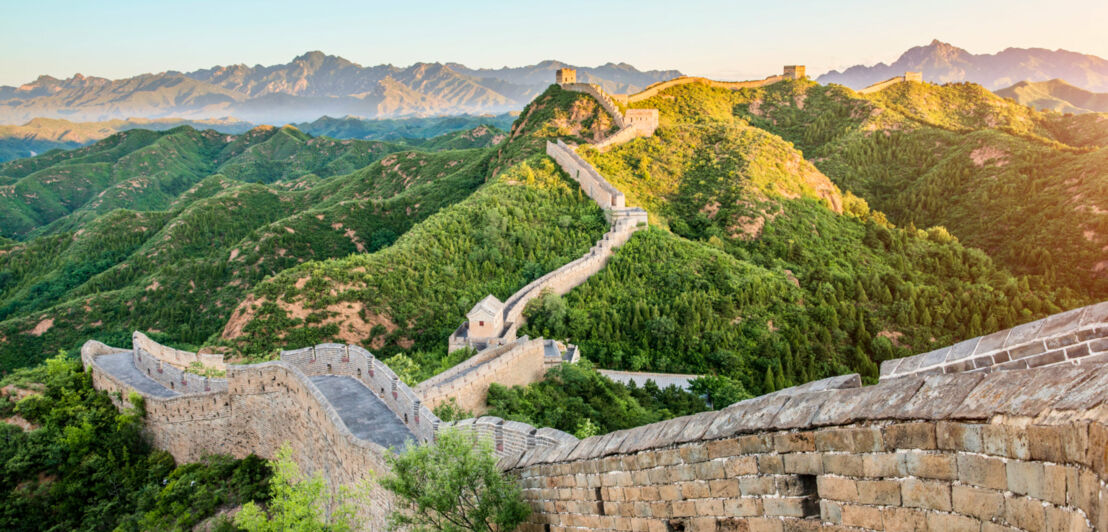 Chinesische Mauer in bewaldeter Hügellandschaft. Chinesische Mauer in bewaldeter Hügellandschaft.
