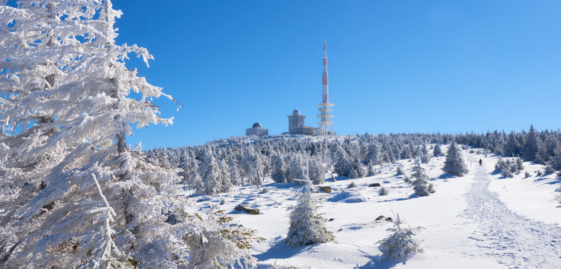 Gipfel des Brocken im Harz im Winter mit Schnee.