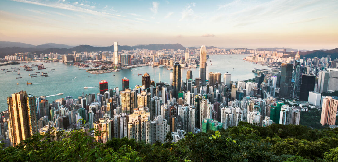 Skyline von Hong Kong am Wasser.