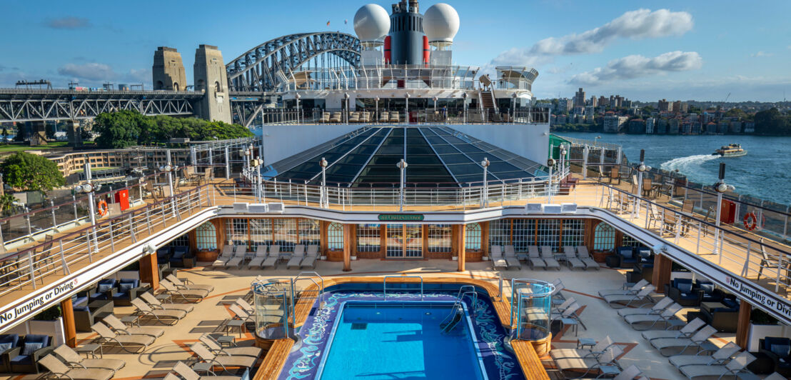 Pooldeck eines Kreuzfahrtschiffes im Hafen von Sydney.